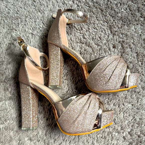 Women’s high heeled pumps-NWOT